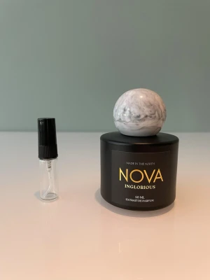 3 ml sample av Nova scents inglorious  - Ett sample på 3 ml av Nova Scents Inglorious. Den är inspirerad av Goldfield & Banks Ingenious Ginger. Den har noter av b.l.a ingefära och citrus, men också vanilj och sandelträ i basen som gör den till en mjuk och fräsch sommarparfym. Parfymen håller bra på huden och projicerar bra. Våra samples är helt nya och är gjorda av glas. Har ni några frågor är ditt fritt fram att skriva till oss.