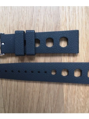 Svart klockarmband med stora hål 22mm tropical sport armband vulkaniserat gummi svart racing med spänne i silverton - 22mm tropical sport armband vulkaniserat gummi svart racing med spänne i silverto,  struktur i gummi materialet.