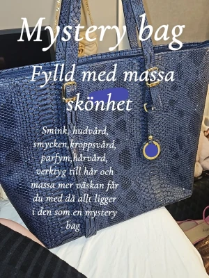 Mystery bag läs beskrivningen!!! - En mystery bag i väskan, du får väska helt fylld med skönhet t.ex smink, hudvård, hudvård, parfym, smycken, kroppsvård och massa för värde av ca 7000kr vissa saker är lite använda eller testad men det mesta är oanvänt och väskan är äkta och massa olika märken av skönheten oxå väldigt lyxiga märken