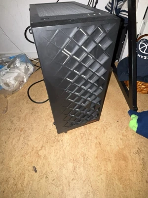 Svart gamingdator med ASUS GeForce RTX - Säljer en svart stationär gamingdator med stilrent chassi och sidopanel i glas. Utrustad med ASUS GeForce RTX grafikkort 3050 och CPU ryzen 55500 och RGB-fläkt. Snygg design med rutmönstrad front och insyn till komponenterna. Perfekt för dig som vill ha kraft till spel och kreativa projekt. Lite märke i glaset. Men har garanti i cirka 1 år.