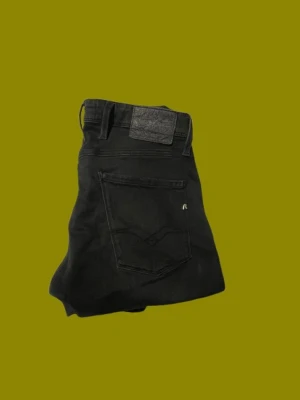 Replay Jeans - Säljer ett par svarta replay hyperstretch jeans. Storleken är W31 L34. Skicket är allmänt bra eftersom de använda ett fåtal gångar, inga slitningar eller fläckar. Skriv gärna om ni vill ha funderingar, priset är inte huggit i sten.