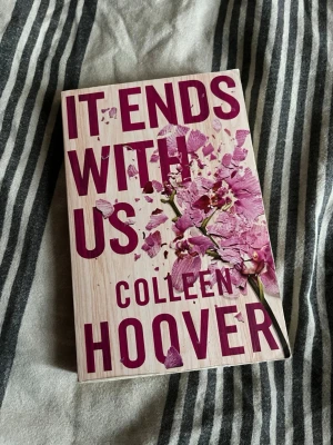 It Ends With Us av Colleen Hoover - Lite skadad på bakre omslag i övrigt fint skick. Boken är skriven på engelska.