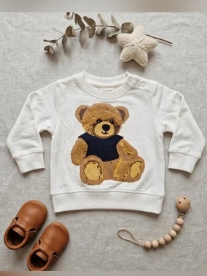 New organic set - Säljer ett jättefint och oanvänt set med en vit tröja och matchande mörkblå byxor. Tröjan har en björn – perfekt för de minsta!  Skick: Helt nytt / Oanvänt.  Storlek: EUR 56/62 (motsvarar ca 1–3 månader).  Material: * Byxor: 100% Ekologisk bomull.  Tröja: 95% Ekologisk bomull, 5% Elastan (för skön stretch).  Certifiering: GOTS-märkt (Global Organic Textile Standard)