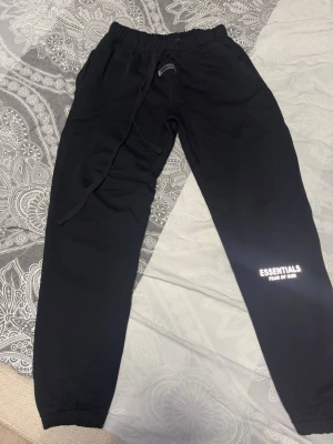 Essentials Svarta mjukisbyxor - Säljer ett par svarta mjukisbyxor med en avslappnad look, säljer dom av anledningen att dom inte passar mig. Endast testade