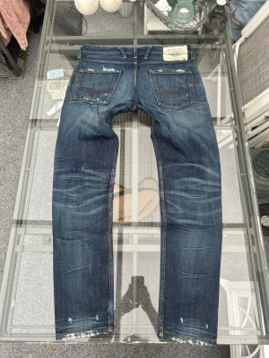 Replay Anbass Jeans W33/L32 - Säljer ett par Replay Anbass jeans i riktigt snygg wash med naturlig fading och slitna detaljer. Slim/tapered fit med bra stack över skor. Storlek W33 L32. Bra skick och premium denimkänsla.  Perfekta om du gillar vintage denim, clean streetwear eller lite Y2K-vibe. Replay Anbass är en väldigt populär modell och sitter sjukt bra.
