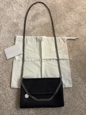 Svart Stella McCartney - Säljer min äkta Stella McCartney väska som tyvär inte kommit till så stor användning, finns inga defekter hör av er om fler bilder🥰
