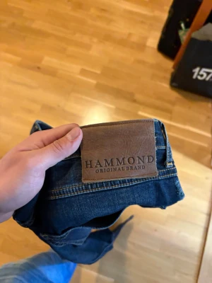 Mörkblå jeans från Hammond - Snygga mörkblå jeans från Hammond Original Brand med slitningar på låren och knä. Storlek 36. Dom är lite slim och saknar en knap 