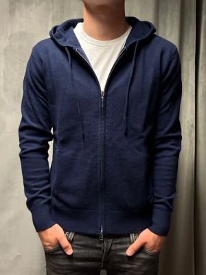 Kashmir/Merino hoodie - En skön marinblå Kashmir/Merino zip hoodie i storlek XS! Bara testad, därför nyskick på hoodien! Hör av dig vid frågor!🌟