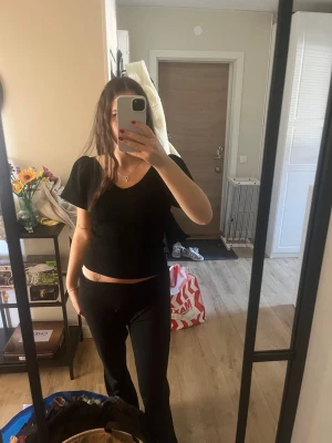 Svart croppad topp med puffärm - Säljer en svart croppad topp med puffärmar och v-ringning fram. Toppen har en öppen rygg med knytband upptill för en snygg detalj. Perfekt till jeans eller kjol för en trendig look. Från only