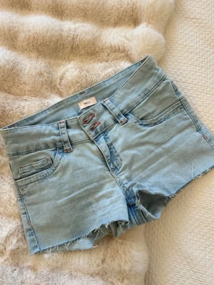 Jeans shorts Nelly  - Snygga och populära lågmidjade jeans short från Nelly.com i strl xs!💕 precis som nya☺️