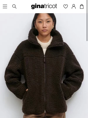 Brun teddy jacka Gina tricot - Storlek M fortfarande i nyskick köpte den förra månaden har endast haft på mig den några gånger säljer den då sommaren är snart här