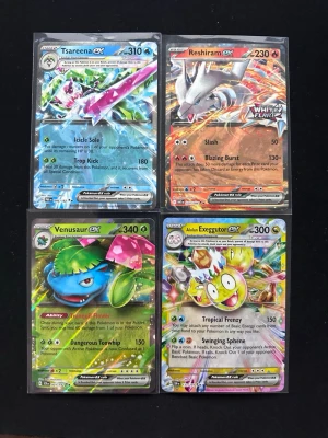 Pokémon EX-kort 4-pack holografiska - Fyra holografiska Pokémon EX-kort: Tsareena, Reshiram, Venusaur och Alolan Exeggutor. Säljer mina 4 ex kort. Öppnade och direkt in i sleeve. Skickar säkert och bra packeterat. 