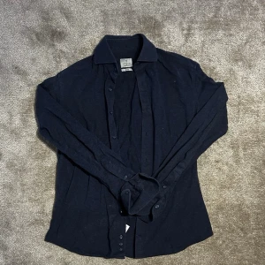 Mörkblå skjorta från La Chemise - Mörkblå skjorta från La Chemise Passform slimfitt / storlek S Jag är 180 och 68kg Tunnare material, perfekt på sommaren   Köper du fler plagg löser jag rabbat 🤗 