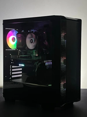 Gamingdator | RTX 3070 - Säljer en gamingdator som klarar de flesta moderna spel utan problem. Datorn är rustad med Windows 11 Pro och är redo att användas direkt.  Är inte så kunnig när det gäller datorer men den tappar bild ibland, kan vara något enkelt fix, jag har faktiskt ingen aning? Specifikationer:  ✅ Grafikkort: RTX 3070(Presterar likvärdigt som ett RTX 5060) ✅ Processor: Intel Core i5-10400F ✅ RAM: 16 GB ✅ Lagring: 500 GB SSD ✅ Moderkort: Asrock H510M-HVS R2.0 