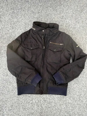 Woolrich jacka | S - Riktigt snygg Woolrich jacka | Storlek: S|  Bra skick en liten defekt på armens änd (se sista bild) ger en mer archive look | hör av er vid frågor eller prisförslag!