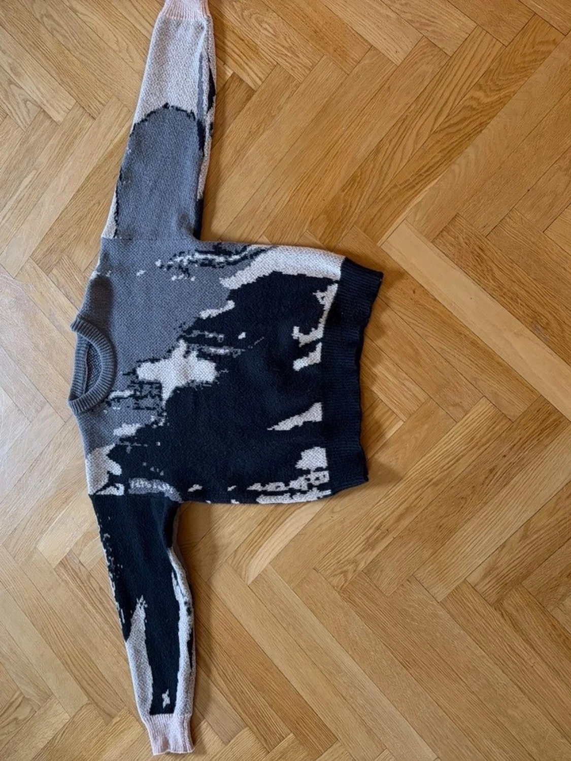 Stickad tröja med abstrakt mönster - 1