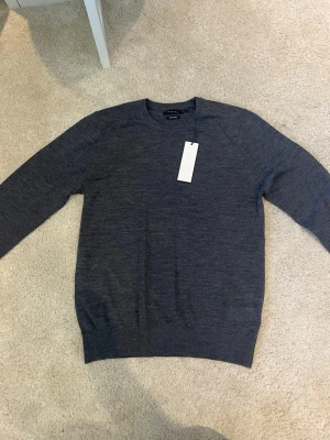 100% Merinoull tröja - Snygg mörkgrå tröja från Riley i 100% merinoull i storlek S. Aldrig använd då den är för liten, bara höra av sig vid frågor🙌