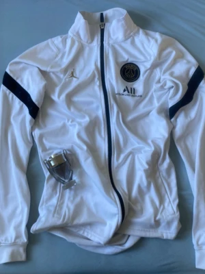 Vit PSG träningsjacka Jordan original  - Original PSG white shirt long arms. 