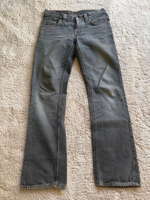 NUDIE BOOTCUT OLA - Modell: Bootcut Ola👖  Färg: Svart/Grå🎨  Storlek: W30 L32🪡🧵  Mått: W39cm L104cm Benöppning: 21cm📐