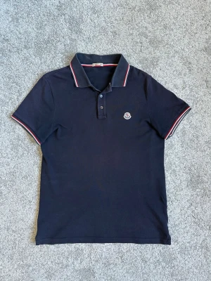 Moncler piké - Säljer denna riktigt fräscha moncler pikén i storlek M. Inga defekter, fits tts.
