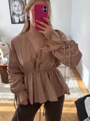 fin blus - Super fin blus i brun/beige. ❣️❣️är i storlek 34/xs men skulle säga att den passa storlekar uppåt också❣️