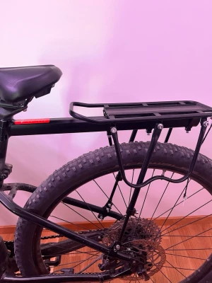 pakethållare i metall - Säljer en svart pakethållare till cykel i tålig metall. Den har en rektangulär form med ribbad yta och monteras ovanför bakhjulet. Perfekt för att transportera väskor eller andra saker på cykeln. Passar de flesta standardcyklar med fästen vid sadelstolpen. Max vikt 100kg, ingår verktyg, org pris 999