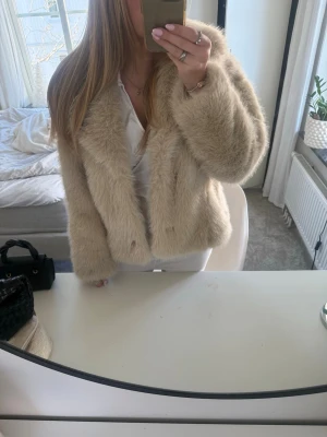 Pälsjacka  - Säljer denna snygga beiga pälsjacka då den inte kommit till användning helt ny med prislappen kvar på nytt pris är 899❤️