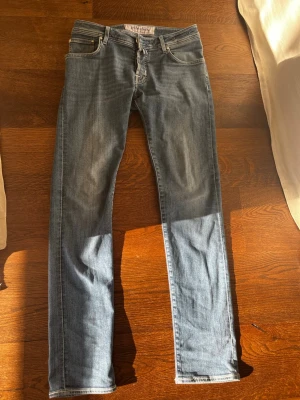 Jacob Cohën jeans  - Tvär feta Jacob Cohën jeans i bra skick, perfekta nu till sommaren. Jeansen är blåa och är i storlek 31. Tveka inte att höra av er med frågor! 