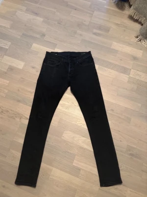 Dondup George jeans  - Säljer ett par riktigt fräscha dondup jeans. Storlek 32 och sitter prima på mig som är 184. Skick 8/10