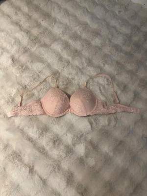 Väldigt fin rosa spets bh - Säljer en helt ny rosa bh från hm i storlek 75c det är en push up bh, köpte den för nån dag sen endast testad🥰 ny pris 250kr mitt 160kr men pris kan såklart diskuteras🥰