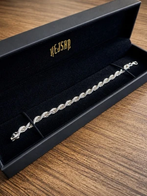 Cordell Armband 6mm - 925 silver - 18.5cm - Hej! Säljer mitt Cordell armband (6 mm) i 925 silver, 18.5 cm långt. Armbandet är köpt från Kejsar.se och kostar 1999 kr, bra skick och kvitto finns. Säljs nu av mig för 999 kr. Hör gärna av dig vid intresse eller frågor!