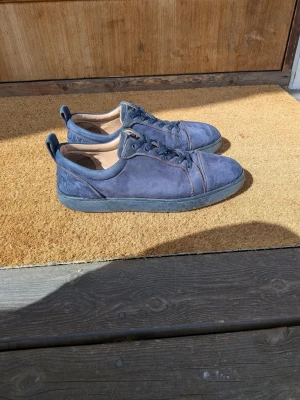 Louboutin skor - Tjena, jag säljer dessa riktigt snygga Louboutin skorna😁 De är perfekt nu inför sommaren☀️ De är i ganska bra skick men ganska slitna vid sulan därav priset😄 Självklart äkta✅ Skicka om du har några frågor och kom gärna bud✅