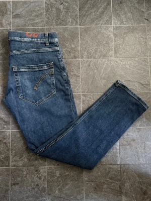 Dondup Jeans - Säljer dessa riktigt feta Dondup jeansen i storlek 32, modell Mius (slim). Otroligt stilrena, tveka inte att skriva vid funderingar!