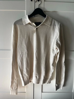 Vit stickad tröja från Riley - Snygg stickad vit tröja från Riley. Tröjan är sparsamt använt och är i väldigt gott skick. Fler bilder eller liknande kan ges. Hör av er kring frågor!