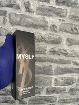 Yves Saint Laurent MYSLF Le Parfum - Snygg parfym från Yves Saint Laurent, MYSLF Le Parfum. Flaskan är matt svart med YSL-loggan i relief och har en stilren, fyrkantig form. Kommer i en svart kartong med stora bokstäver och logga. Perfekt för dig som gillar exklusiva dofter.