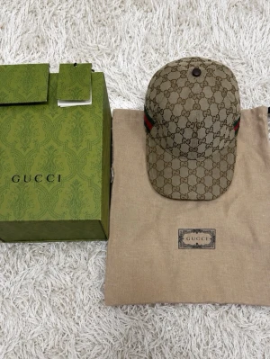 Gucci keps - Snygg keps från Gucci i beige. Använd men bra skick! Skriv vid frågor