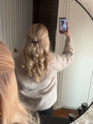 Beige mohair tröja - Beige mohair tröja från Gina tricot! Endast använd i gång! Inköpt för 600kr men säljer för 299! Skriv för frågor eller bilder!💗☺️
