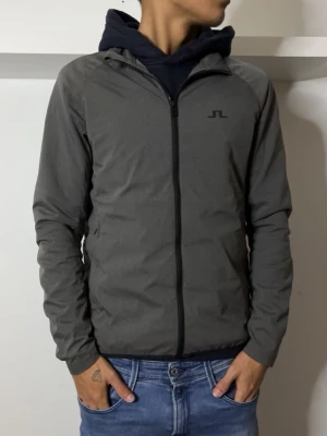 J.Lindeberg jacka - Jacka ifrån J Lindeberg, passar bra tills vardags men ochså även till golfen!🙌 Storlek M modellen är 187 cm och väger 70 kg 