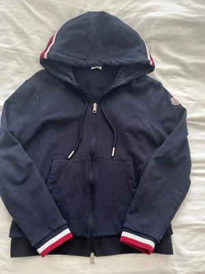 Moncler Hoodie - Säljer min moncler zip hoodie då den inte passar på mig lika bra längre, är en storlek Large men passa även medium 
