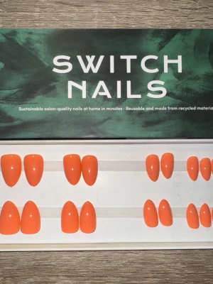 Switch Nails Casual Coral press-on - Snygga press-on naglar från Switch Nails i färgen Casual Coral. Naglarna har en kort mandelform (Almond Short) och är tillverkade av återvunnet material. Perfekt för dig som vill ha en fräsch och trendig look på nolltid. Säljes utan tillbehör.