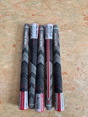 5 pack Golf Pride MCC Plus4 grepp Midsize - 5 stycken Golf Pride MCC Plus4 ALIGN grepp i midsize. Greppen är grå, svarta och röda med textur för extra grepp och komfort. Passar perfekt för dig som vill byta ut greppen på dina golfklubbor och få bättre känsla i spelet. Vikt ca 72 gram