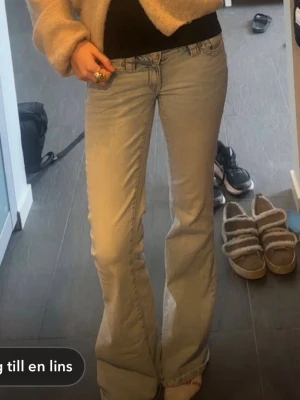 Trendiga ljusblåa bootcut jeans - Ljusblåa lågmidjade jeans från Gina i storlek S. Nästan aldrig använda. Köpta i februari.