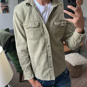 Jeansjacka olivgrön - Riktigt fet och stilren perfekt inför hösten. Bra skick skriv vid fundering 🙌