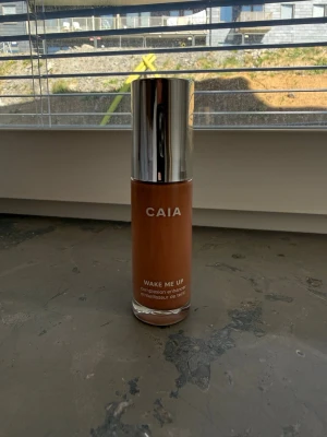 CAIA Wake Me Up enhancer - Caia wake me up enhancer i färgen medium to deep. Använd två gånger