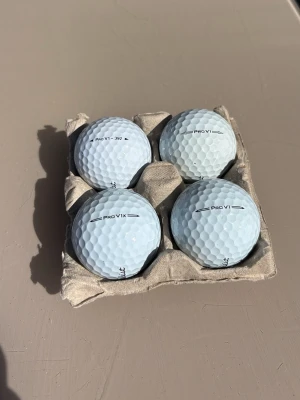 Titleist Pro V1/v1x golfbollar 4-pack A-klass - Säljer ett 4-pack Titleist Pro V1/v1x. Ren A klass. Noga utvalda bollar för en ren A klass! Nån boll kan ha nån liten liten brun fläck eller reklam. Hör av er vid ev funderingar!