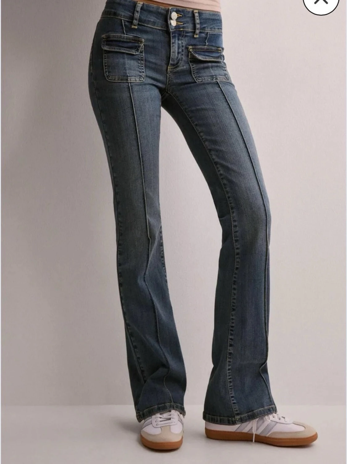 Blå bootcut jeans med fickdetaljer