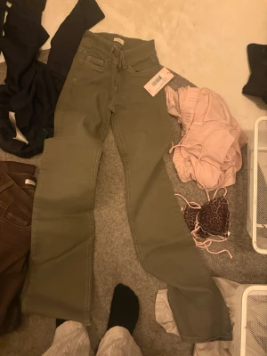 Gröna bootcut jeans  - Gröna bootcut jeans från Nelly, helt nya med pris lapp kvar. I storlek 32 