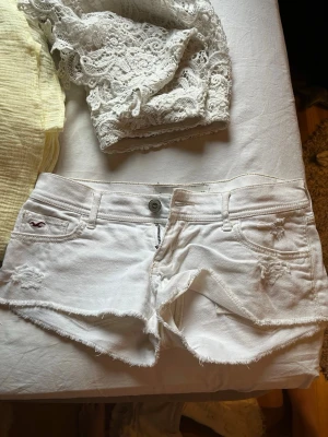 Vita Hollister jeans shorts - Jeans shorts i jätte bra skick och perfekt nu till sommaren och utomlands  midjemåttet rakt över:40cm och längden från midja ner:25 cm
