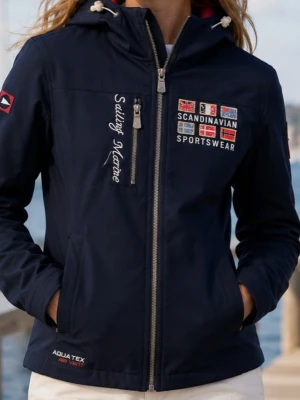 Marinblå vindjacka Scandinavian Sportswear - Snygg marinblå vindjacka med broderade flaggor och text på bröstet, samt 'Sailing Marine' längs dragkedjan. Jackan har huva med röd insida, två fickor och detaljer som Aqua Tex Air Vent-tryck. Perfekt för en sportig och nautisk look.