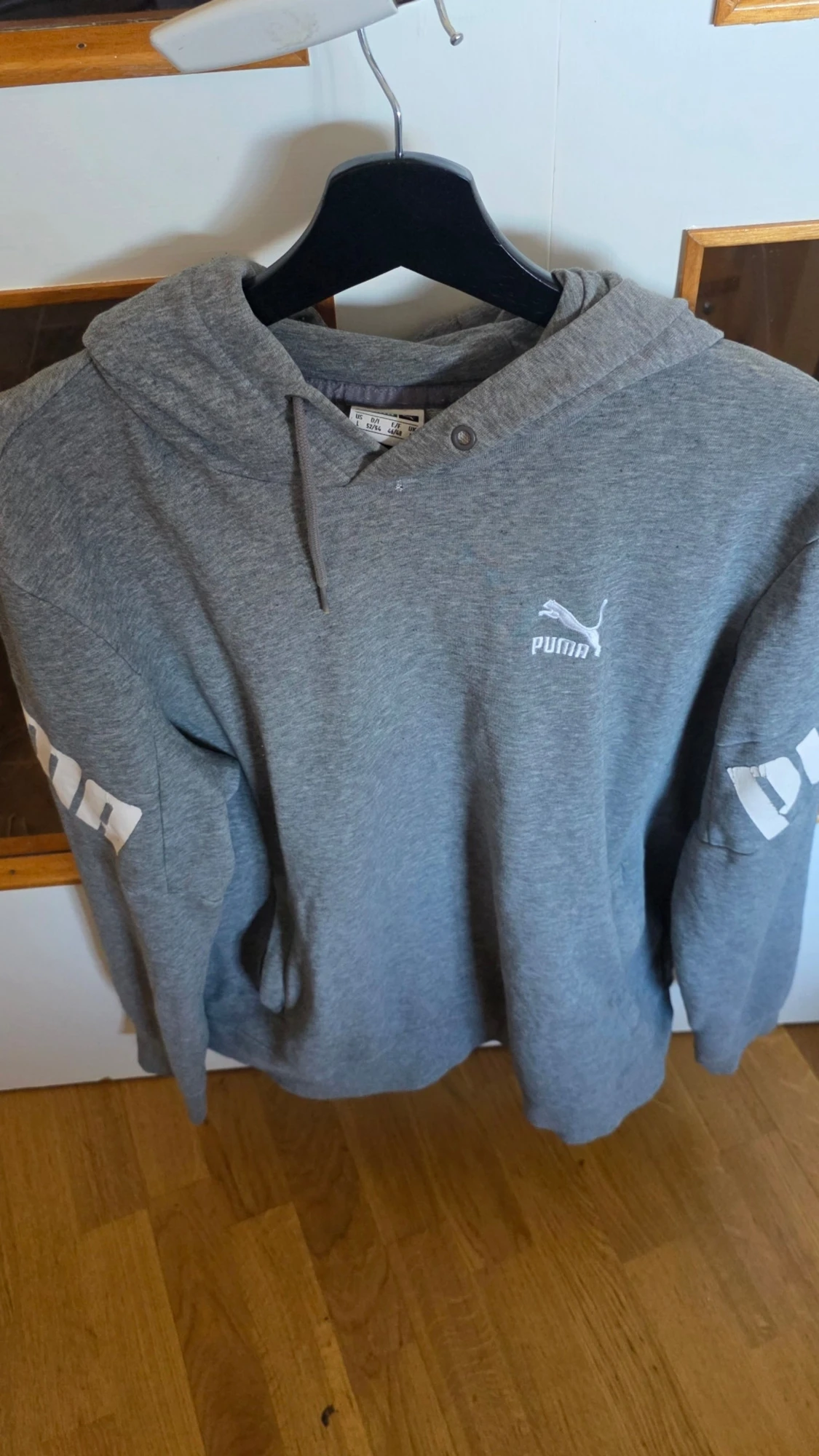 Grå hoodie från Puma med tryck